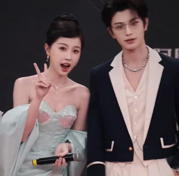 礼服唐嫣高定黑裙却被压轴的赵丽颖抢镜九游会·j9网站澳门这天：张萌开胸(图2)