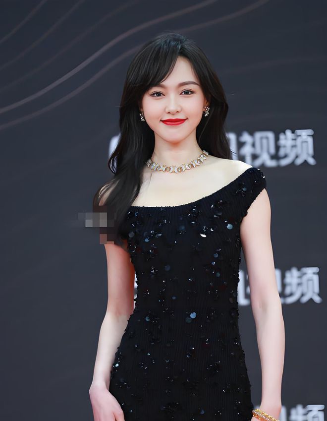 礼服唐嫣高定黑裙却被压轴的赵丽颖抢镜九游会·j9网站澳门这天：张萌开胸(图9)