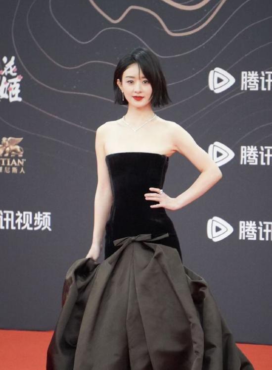 礼服唐嫣高定黑裙却被压轴的赵丽颖抢镜九游会·j9网站澳门这天：张萌开胸(图14)