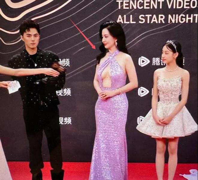 礼服唐嫣高定黑裙却被压轴的赵丽颖抢镜九游会·j9网站澳门这天：张萌开胸(图11)