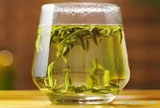 留很久的蒜味？一颗花生轻松解决！J9九游会为什么吃完蒜后嘴里会遗(图2)