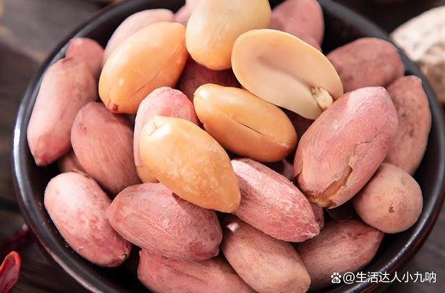 留很久的蒜味？一颗花生轻松解决！J9九游会为什么吃完蒜后嘴里会遗(图4)
