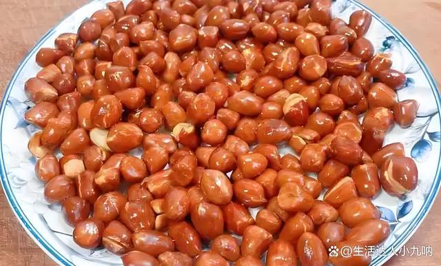 留很久的蒜味？一颗花生轻松解决！J9九游会为什么吃完蒜后嘴里会遗(图3)